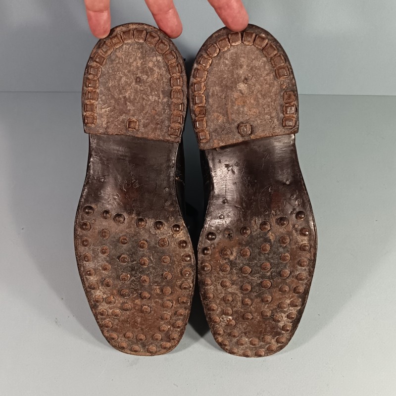 BRODEQUINS CHAUSSURES MILITAIRE EN CUIR NOIR MODELE 1941 TOUTES ARMES DATEES 1946 TAILLE 28/? 42/43