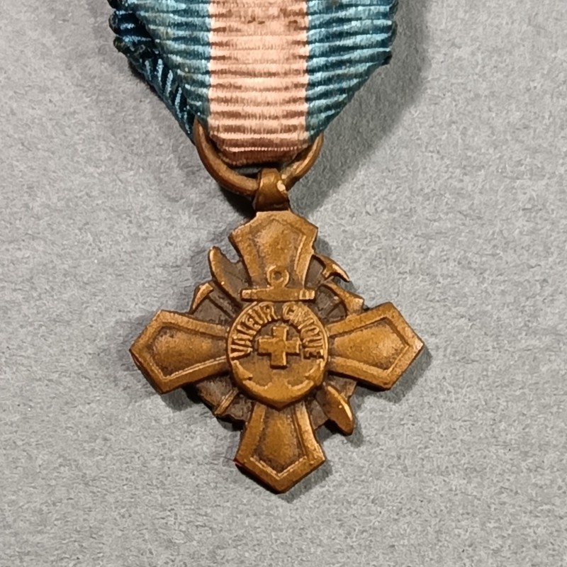 FRANCE REDUCTION DE LA MEDAILLE DE LA FEDERATION NATIONALE DE SAUVETAGE VALEUR CIVIQUE BARRETTE DEVOUEMENT