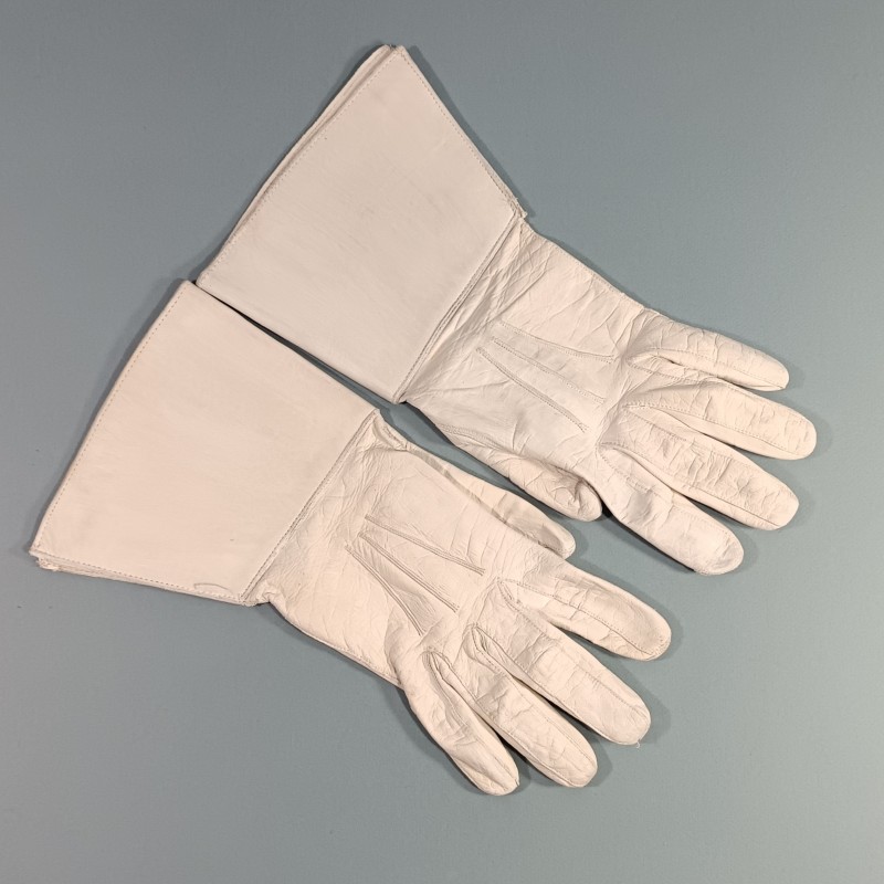 PAIRE DE GANTS CRISPIN EN CUIR BLANC CAVALERIE GENDARMERIE GARDE REPUBLICAINE GARDE AU DRAPEAU SAPEURS TAILLE 8.5