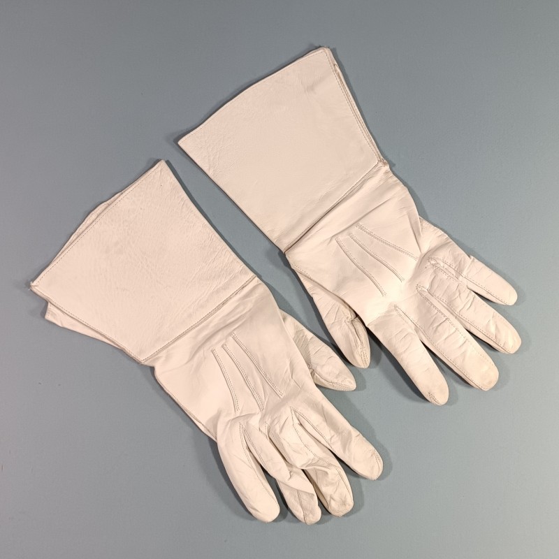 PAIRE DE GANTS CRISPIN EN CUIR BLANC CAVALERIE GENDARMERIE GARDE REPUBLICAINE GARDE AU DRAPEAU SAPEURS TAILLE 8