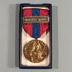 FRANCE MEDAILLE DE LA DEFENSE NATIONALE FRANCAISE CLASSE BRONZE AVEC BARRETTE FUSILIERS MARINS