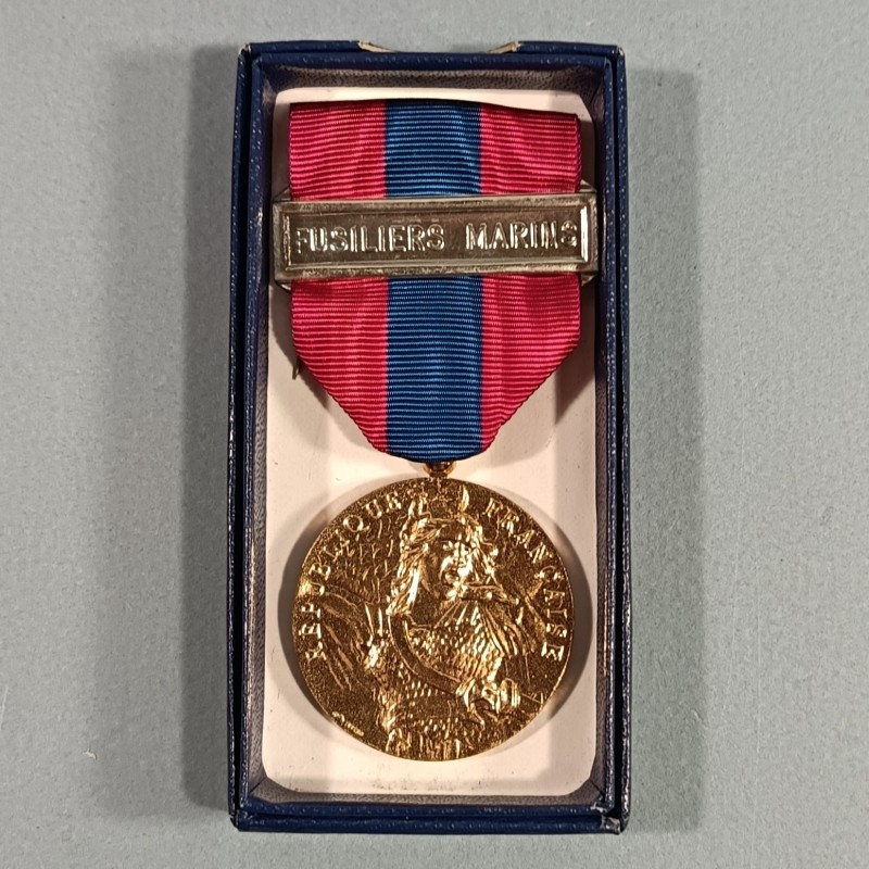 FRANCE MEDAILLE DE LA DEFENSE NATIONALE FRANCAISE CLASSE BRONZE AVEC BARRETTE FUSILIERS MARINS