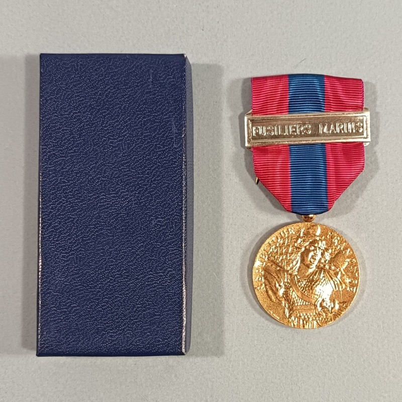 FRANCE MEDAILLE DE LA DEFENSE NATIONALE FRANCAISE CLASSE BRONZE AVEC BARRETTE FUSILIERS MARINS