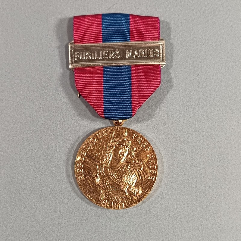 FRANCE MEDAILLE DE LA DEFENSE NATIONALE FRANCAISE CLASSE BRONZE AVEC BARRETTE FUSILIERS MARINS