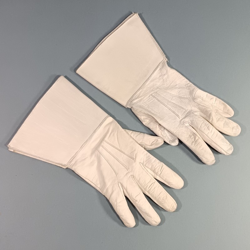 PAIRE DE GANTS CRISPIN EN CUIR BLANC CAVALERIE GENDARMERIE GARDE REPUBLICAINE GARDE AU DRAPEAU SAPEURS TAILLE 8.5