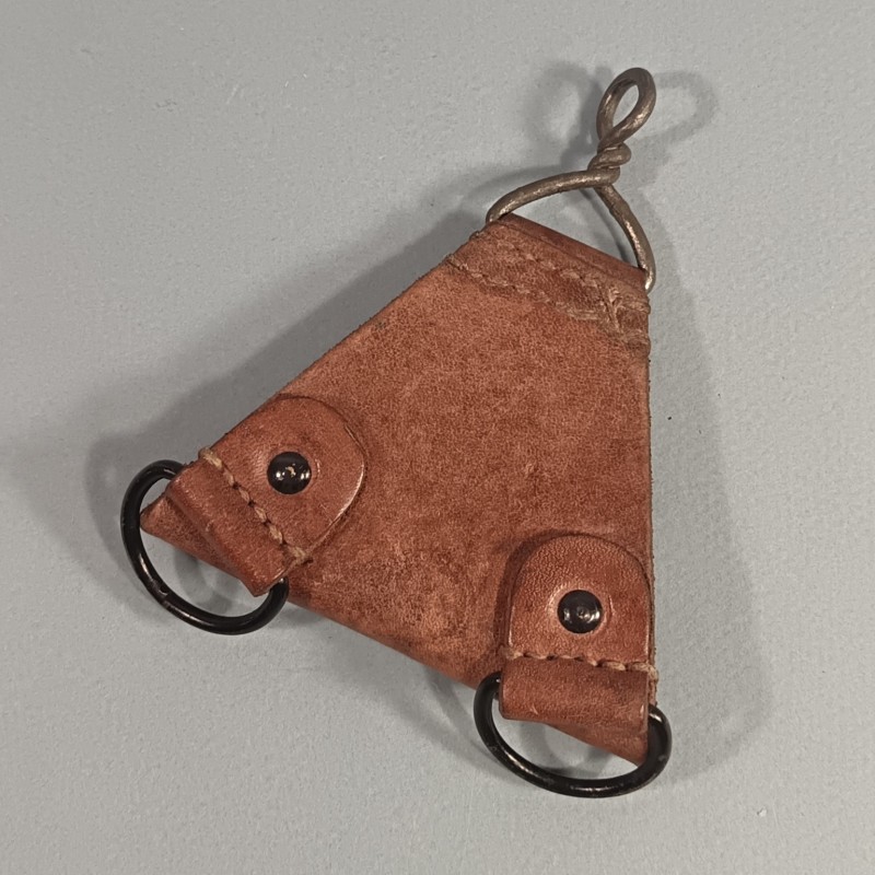 PASSANT ARRIERE DE SUSPENSION TRIANGLE MODELE 1935 POUR ENSEMBLE DE CEINTURON CARTOUCHIERE ET BRELAGE