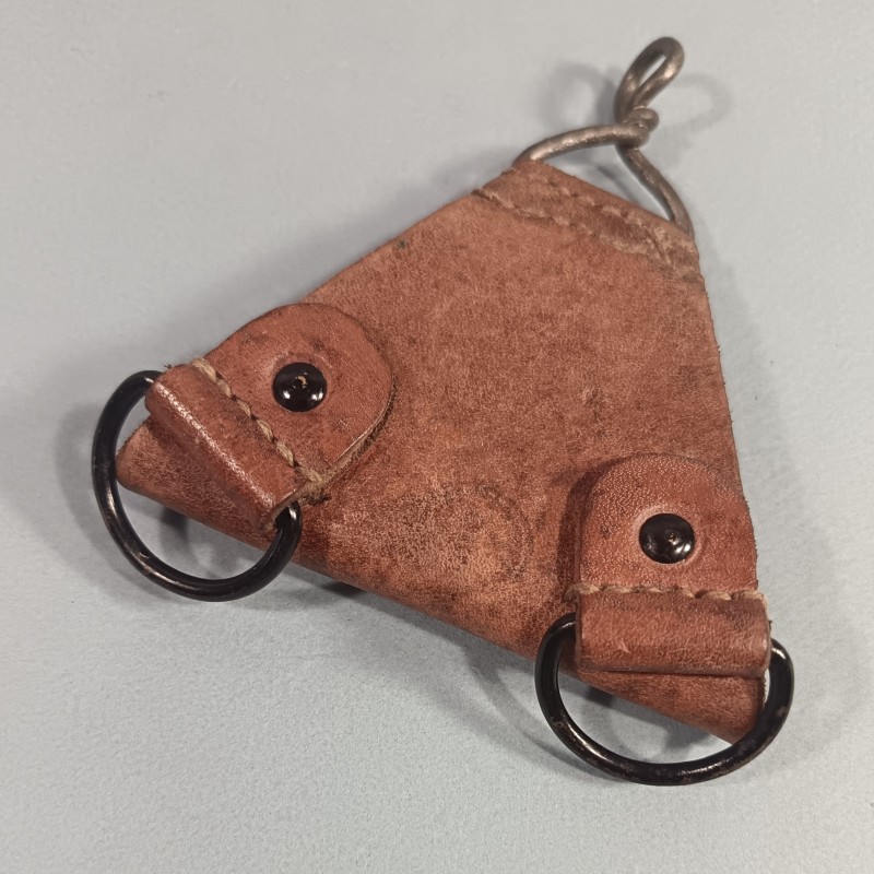 PASSANT ARRIERE DE SUSPENSION TRIANGLE MODELE 1935 POUR ENSEMBLE DE CEINTURON CARTOUCHIERE ET BRELAGE