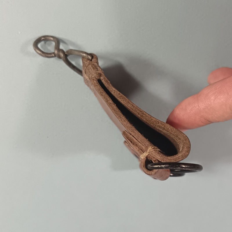 PASSANT ARRIERE DE SUSPENSION TRIANGLE MODELE 1935 POUR ENSEMBLE DE CEINTURON CARTOUCHIERE ET BRELAGE