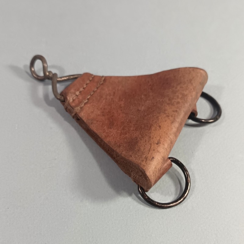 PASSANT ARRIERE DE SUSPENSION TRIANGLE MODELE 1935 POUR ENSEMBLE DE CEINTURON CARTOUCHIERE ET BRELAGE