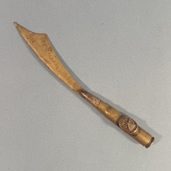ARTISANAT DE TRANCHEE COUPE PAPIER SOUVENIR DES BALKANS 1918 ET UN BOUTONS DES TROUPES COLONIALES