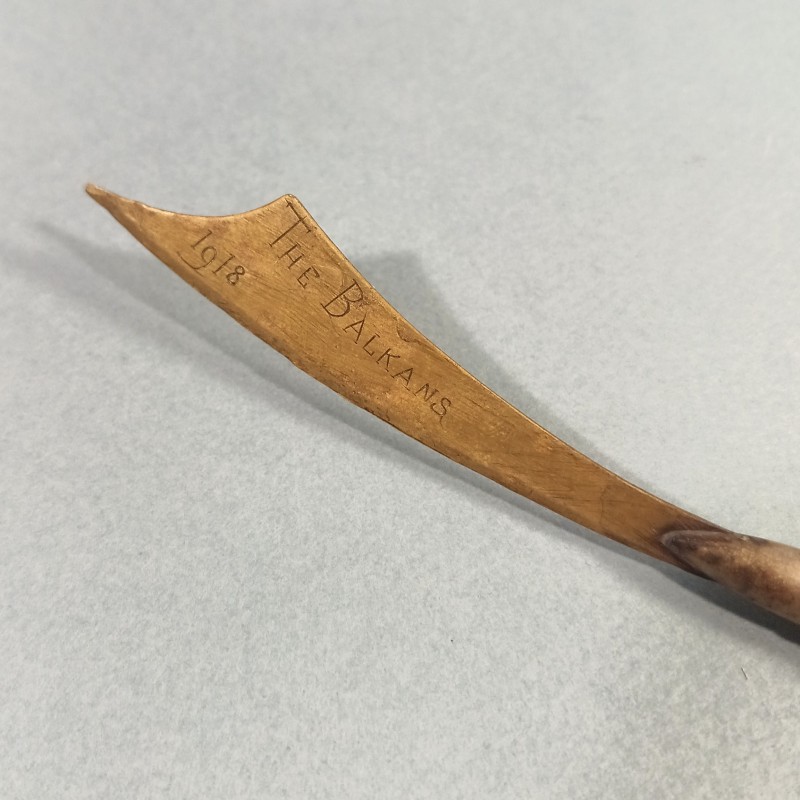 ARTISANAT DE TRANCHEE COUPE PAPIER SOUVENIR DES BALKANS 1918 ET UN BOUTONS DES TROUPES COLONIALES
