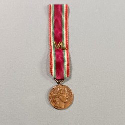 ITALIE REDUCTION DE LA MEDAILLE DES VOLONTAIRE POUR LA GUERRE 1939-1945 BARRETTE VL