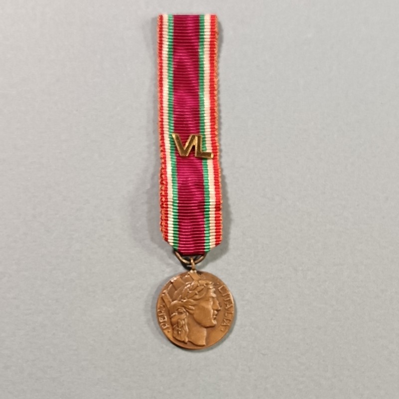 ITALIE REDUCTION DE LA MEDAILLE DES VOLONTAIRE POUR LA GUERRE 1939-1945 BARRETTE VL