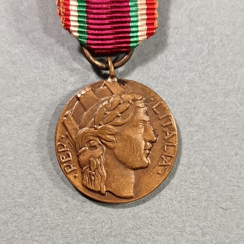 ITALIE REDUCTION DE LA MEDAILLE DES VOLONTAIRE POUR LA GUERRE 1939-1945 BARRETTE VL