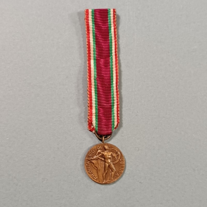 ITALIE REDUCTION DE LA MEDAILLE DES VOLONTAIRE POUR LA GUERRE 1939-1945 BARRETTE VL