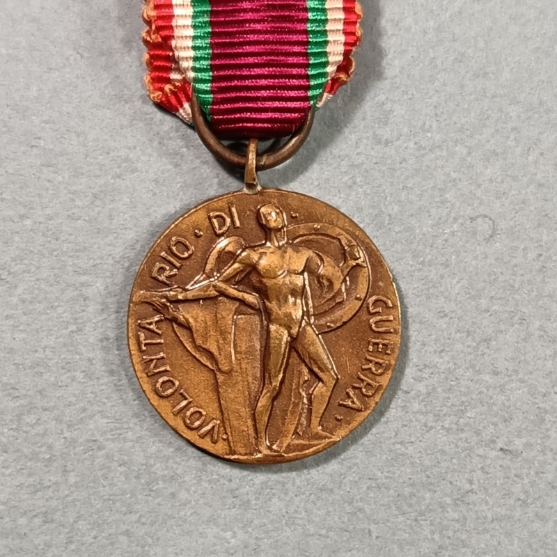 ITALIE REDUCTION DE LA MEDAILLE DES VOLONTAIRE POUR LA GUERRE 1939-1945 BARRETTE VL
