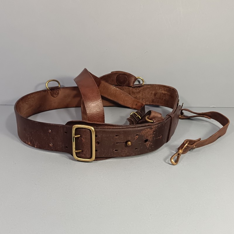 CEINTURON AVEC SON BAUDRIER ET SUSPENTE DE SABRE POUR LES OFFICIERS ET SOUS OFFICIERS PREMIERE ET SECONDE GUERRE
