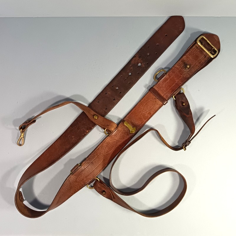 CEINTURON AVEC SON BAUDRIER ET SUSPENTE DE SABRE POUR LES OFFICIERS ET SOUS OFFICIERS PREMIERE ET SECONDE GUERRE