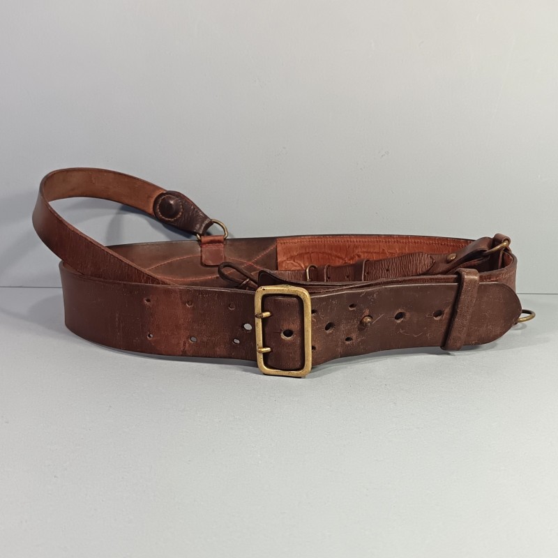 CEINTURON AVEC SON BAUDRIER ET SUSPENTE DE SABRE POUR LES OFFICIERS ET SOUS OFFICIERS PREMIERE ET SECONDE GUERRE