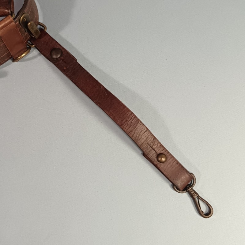 CEINTURON AVEC SON BAUDRIER ET SUSPENTE DE SABRE POUR LES OFFICIERS ET SOUS OFFICIERS PREMIERE ET SECONDE GUERRE
