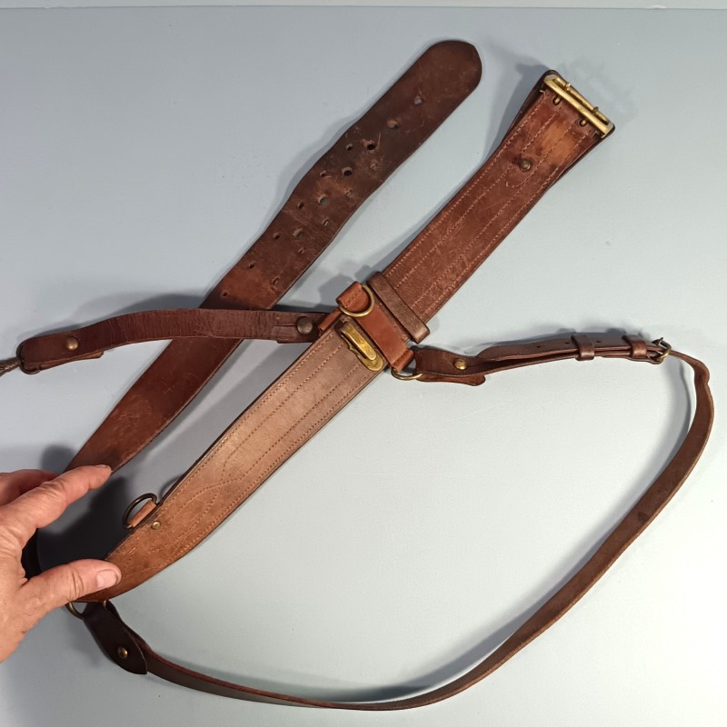 CEINTURON AVEC SON BAUDRIER ET SUSPENTE DE SABRE POUR LES OFFICIERS ET SOUS OFFICIERS PREMIERE ET SECONDE GUERRE