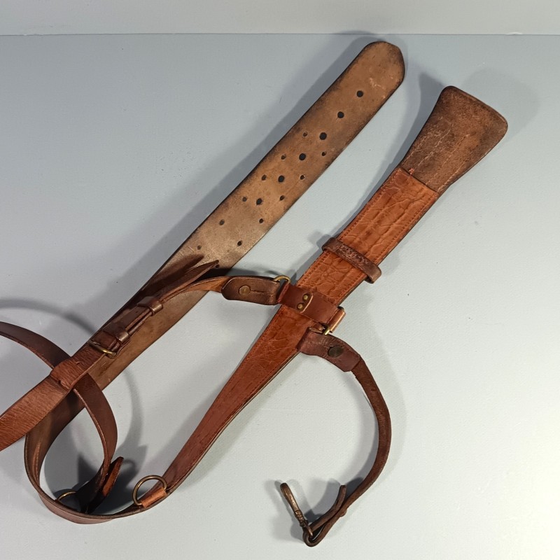CEINTURON AVEC SON BAUDRIER ET SUSPENTE DE SABRE POUR LES OFFICIERS ET SOUS OFFICIERS PREMIERE ET SECONDE GUERRE