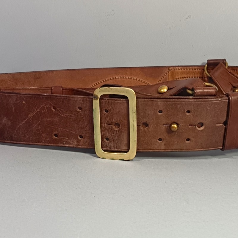 CEINTURON AVEC SON BAUDRIER ET SUSPENTE DE SABRE POUR LES OFFICIERS ET SOUS OFFICIERS PREMIERE ET SECONDE GUERRE