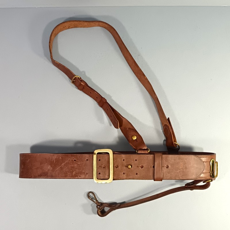 CEINTURON AVEC SON BAUDRIER ET SUSPENTE DE SABRE POUR LES OFFICIERS ET SOUS OFFICIERS PREMIERE ET SECONDE GUERRE
