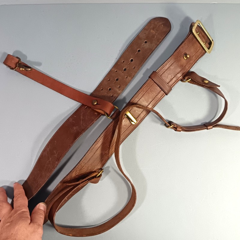 CEINTURON AVEC SON BAUDRIER ET SUSPENTE DE SABRE POUR LES OFFICIERS ET SOUS OFFICIERS PREMIERE ET SECONDE GUERRE