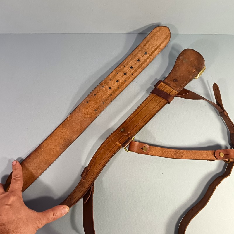CEINTURON AVEC SON BAUDRIER ET SUSPENTE DE SABRE POUR LES OFFICIERS ET SOUS OFFICIERS PREMIERE ET SECONDE GUERRE