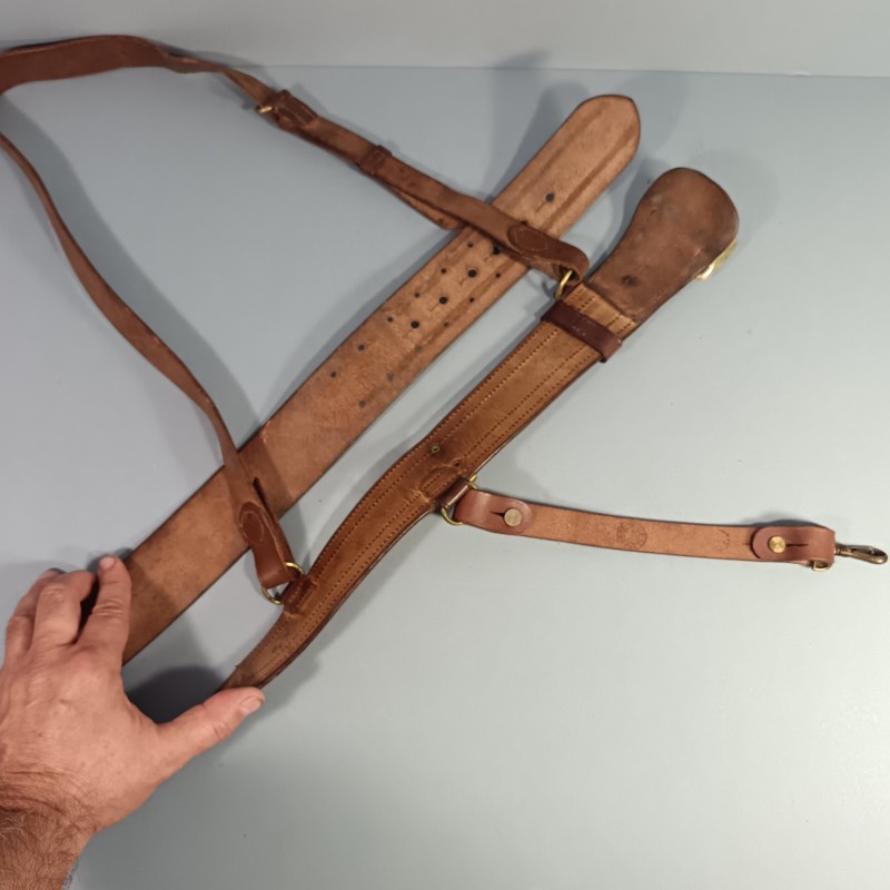 CEINTURON AVEC SON BAUDRIER ET SUSPENTE DE SABRE POUR LES OFFICIERS ET SOUS OFFICIERS PREMIERE ET SECONDE GUERRE