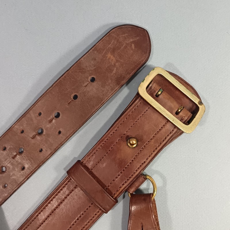 CEINTURON AVEC SON BAUDRIER ET SUSPENTE DE SABRE POUR LES OFFICIERS ET SOUS OFFICIERS PREMIERE ET SECONDE GUERRE