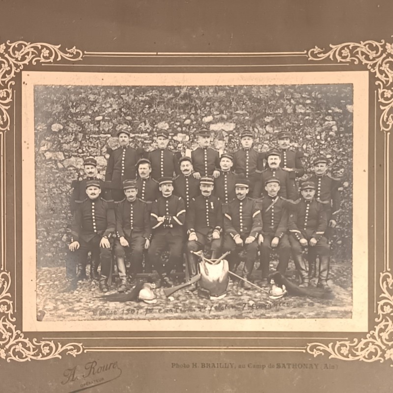 ENSEMBLE DE 2 GRANDES PHOTOS CARTONNEES DU 7 ème REGIMENT DE CUIRASSIERS 1907 ET 1908 FORMAT 30 X 40 cm