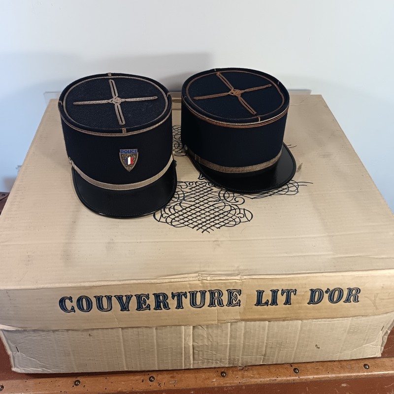 TRES BEL ENSEMBLE DE POLICE DES ANNEES 1950 HIRONDELLE PELLERINE MANTEAU UNIFORME KEPIS