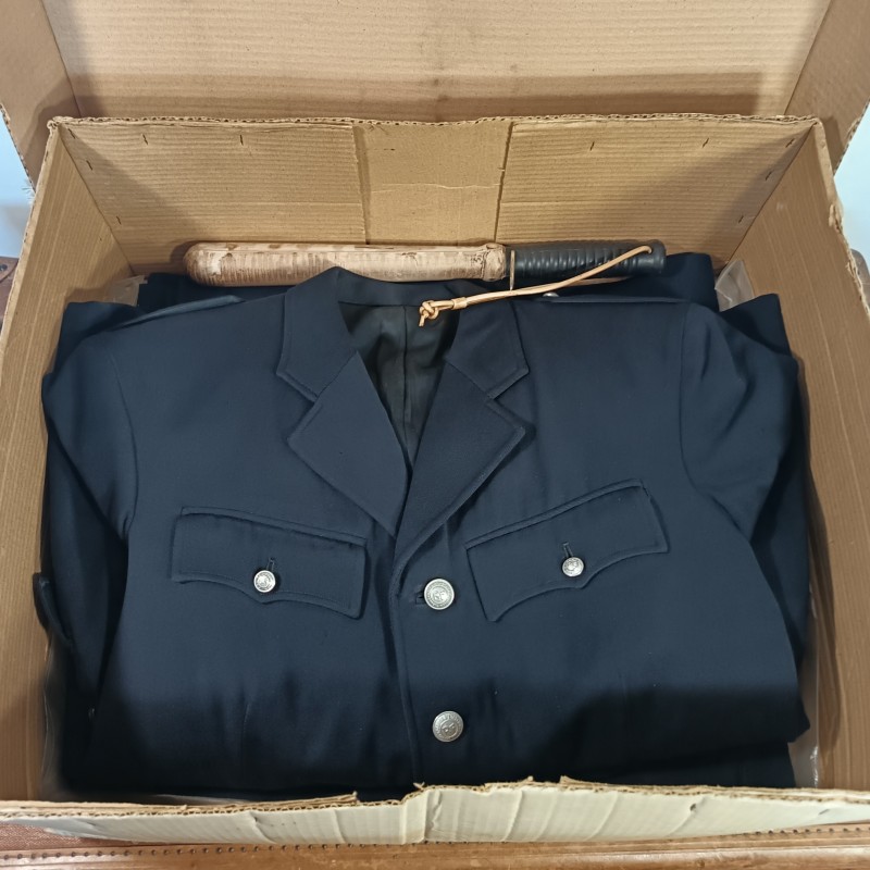 TRES BEL ENSEMBLE DE POLICE DES ANNEES 1950 HIRONDELLE PELLERINE MANTEAU UNIFORME KEPIS