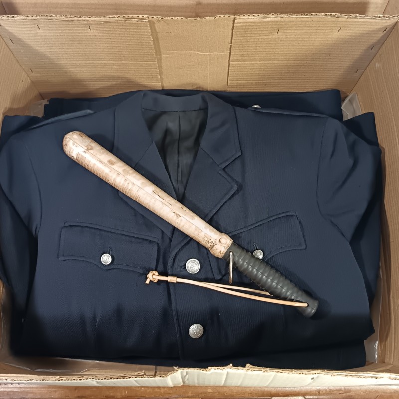 TRES BEL ENSEMBLE DE POLICE DES ANNEES 1950 HIRONDELLE PELLERINE MANTEAU UNIFORME KEPIS