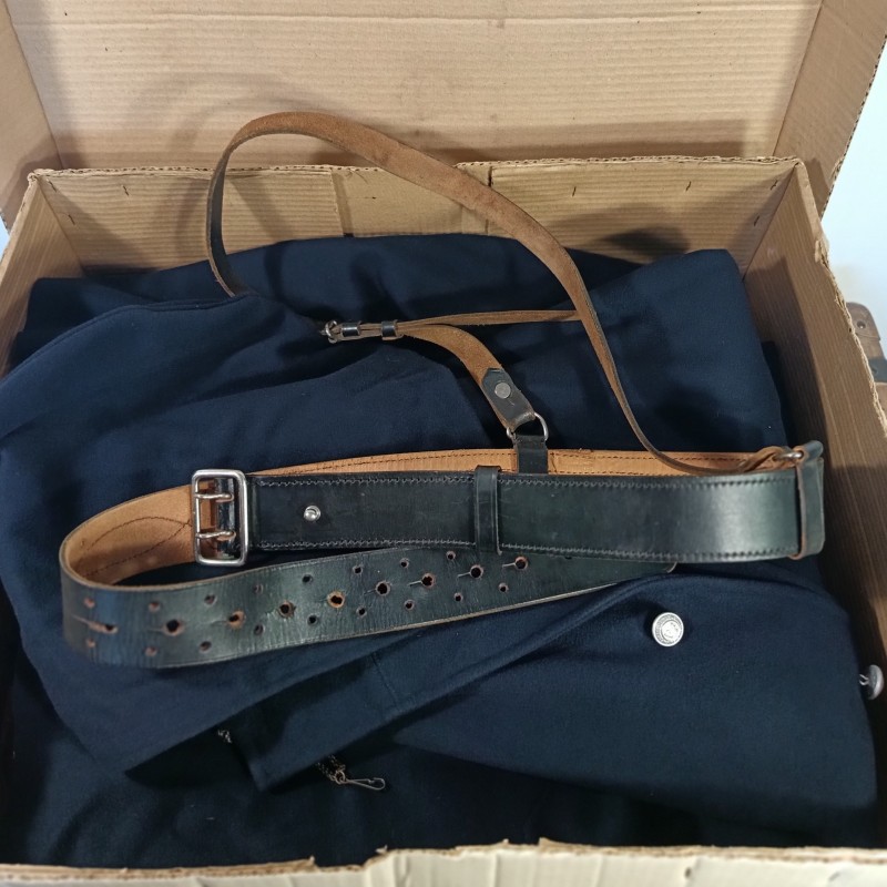 TRES BEL ENSEMBLE DE POLICE DES ANNEES 1950 HIRONDELLE PELLERINE MANTEAU UNIFORME KEPIS