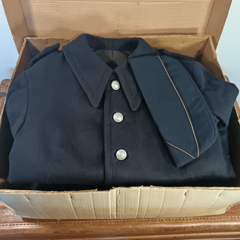TRES BEL ENSEMBLE DE POLICE DES ANNEES 1950 HIRONDELLE PELLERINE MANTEAU UNIFORME KEPIS