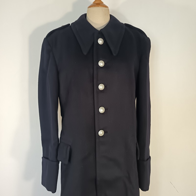 TRES BEL ENSEMBLE DE POLICE DES ANNEES 1950 HIRONDELLE PELLERINE MANTEAU UNIFORME KEPIS