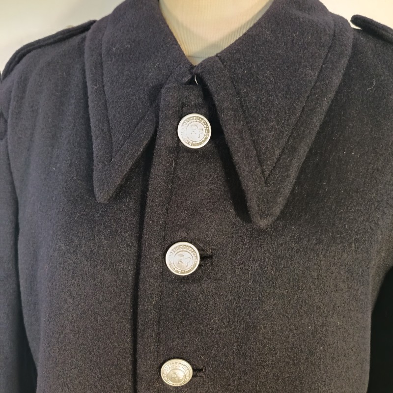 TRES BEL ENSEMBLE DE POLICE DES ANNEES 1950 HIRONDELLE PELLERINE MANTEAU UNIFORME KEPIS