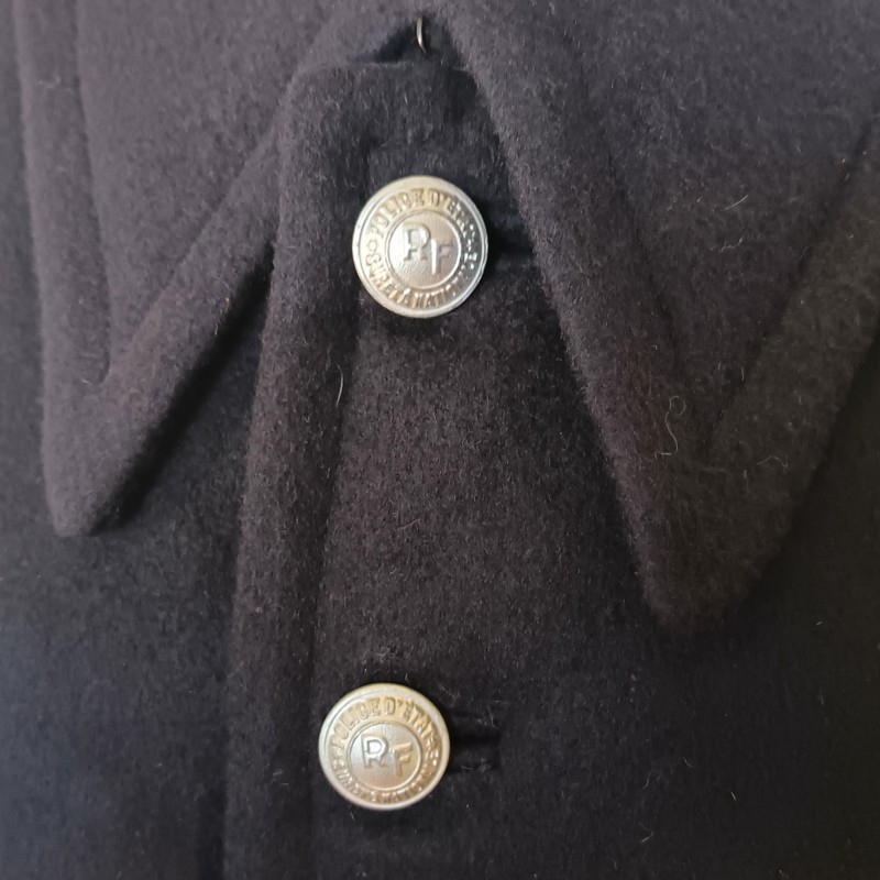 TRES BEL ENSEMBLE DE POLICE DES ANNEES 1950 HIRONDELLE PELLERINE MANTEAU UNIFORME KEPIS