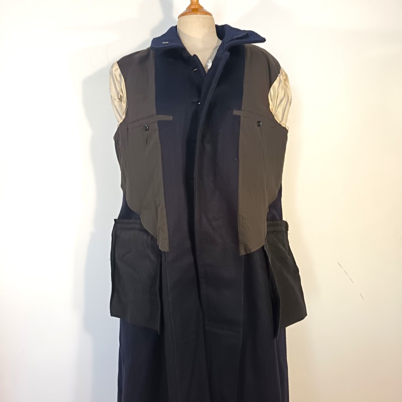 TRES BEL ENSEMBLE DE POLICE DES ANNEES 1950 HIRONDELLE PELLERINE MANTEAU UNIFORME KEPIS