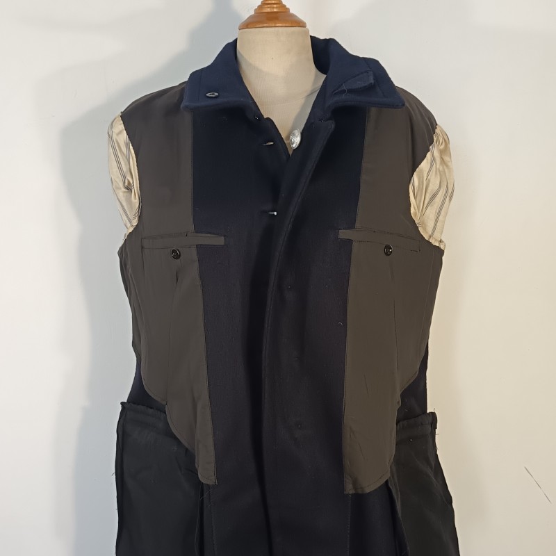 TRES BEL ENSEMBLE DE POLICE DES ANNEES 1950 HIRONDELLE PELLERINE MANTEAU UNIFORME KEPIS