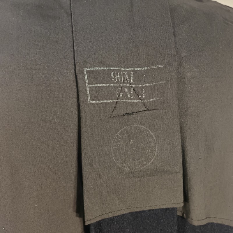TRES BEL ENSEMBLE DE POLICE DES ANNEES 1950 HIRONDELLE PELLERINE MANTEAU UNIFORME KEPIS