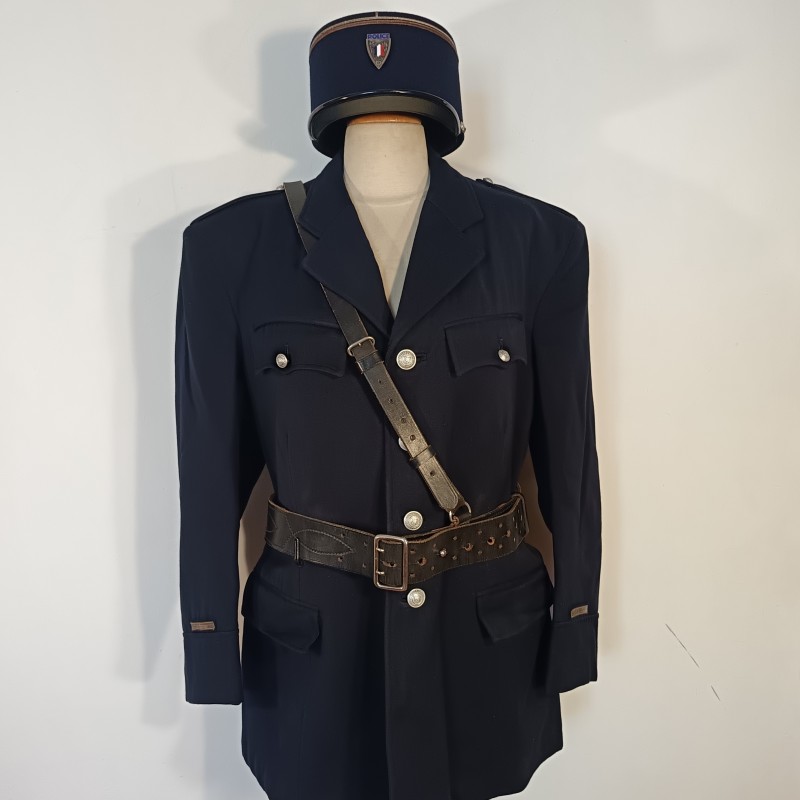 TRES BEL ENSEMBLE DE POLICE DES ANNEES 1950 HIRONDELLE PELLERINE MANTEAU UNIFORME KEPIS