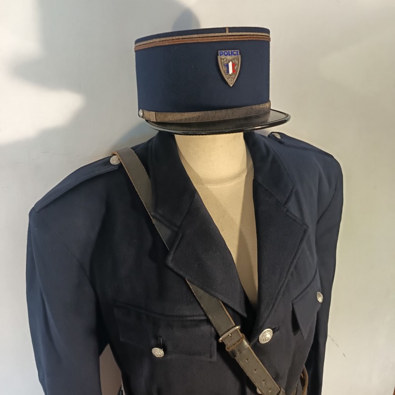 TRES BEL ENSEMBLE DE POLICE DES ANNEES 1950 HIRONDELLE PELLERINE MANTEAU UNIFORME KEPIS