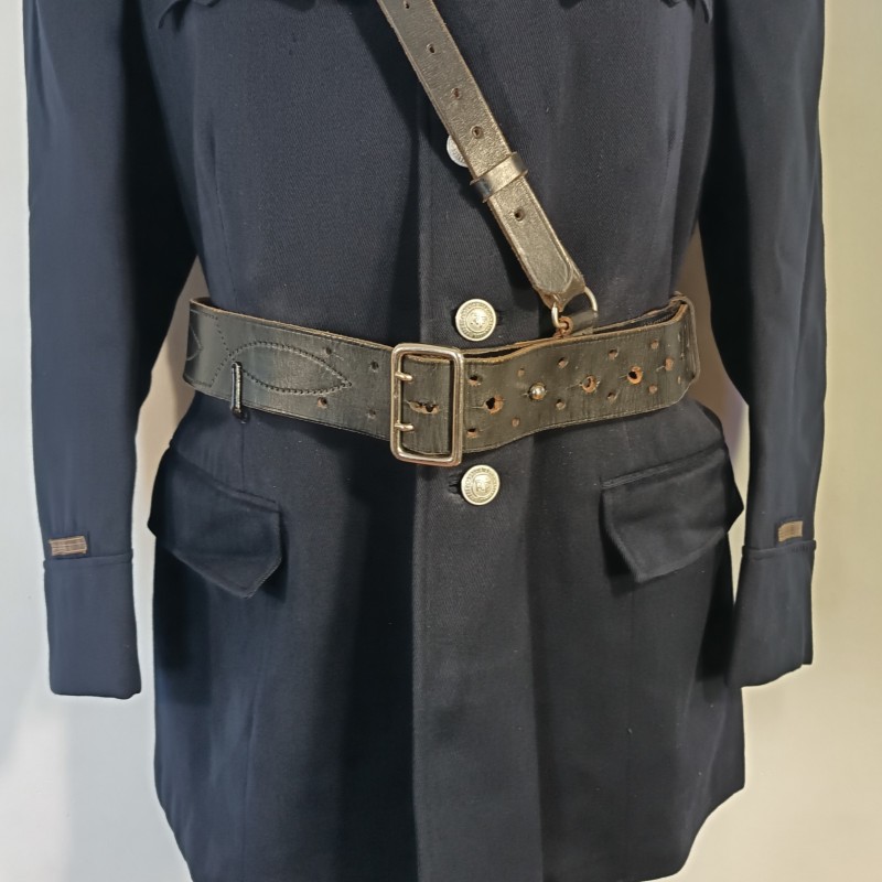 TRES BEL ENSEMBLE DE POLICE DES ANNEES 1950 HIRONDELLE PELLERINE MANTEAU UNIFORME KEPIS