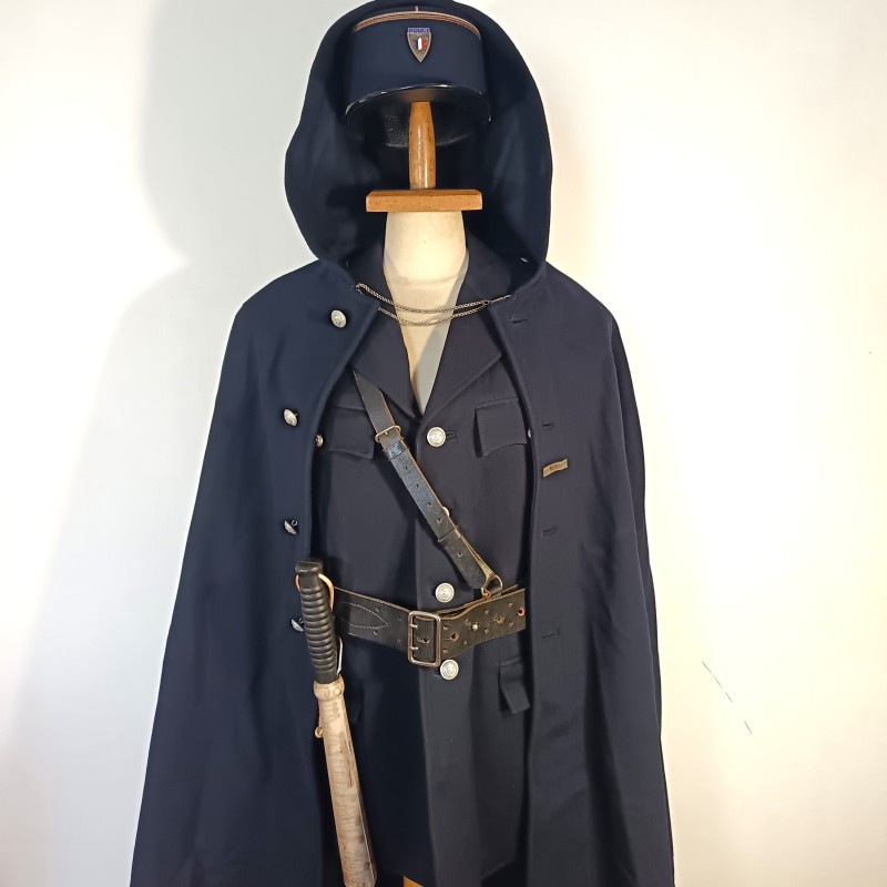 TRES BEL ENSEMBLE DE POLICE DES ANNEES 1950 HIRONDELLE PELLERINE MANTEAU UNIFORME KEPIS