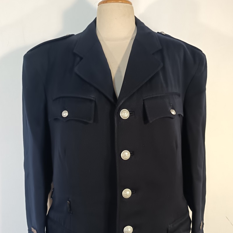 TRES BEL ENSEMBLE DE POLICE DES ANNEES 1950 HIRONDELLE PELLERINE MANTEAU UNIFORME KEPIS