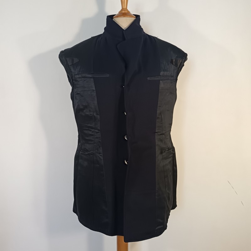 TRES BEL ENSEMBLE DE POLICE DES ANNEES 1950 HIRONDELLE PELLERINE MANTEAU UNIFORME KEPIS